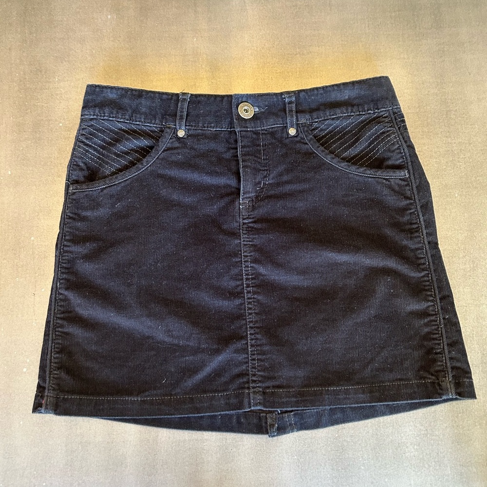 EUC Women’s Athleta Corduroy Mini Skirt. Fun stitching details. Size: Women’s 2